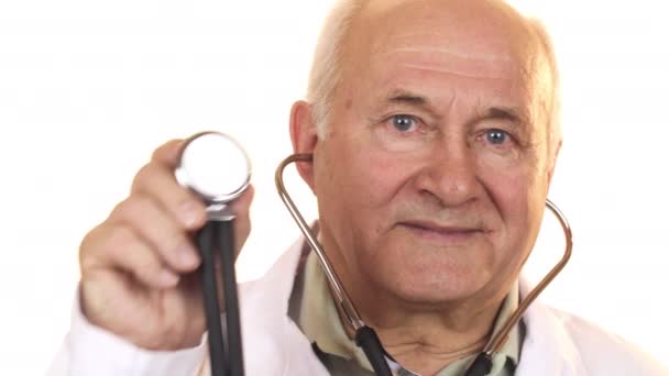 Médecin senior tenant un stéthoscope à la caméra — Video