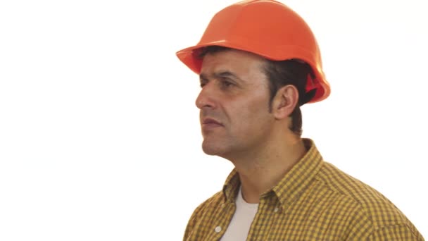 Mogen professionella builder i hardhat ser besviken — Stockvideo