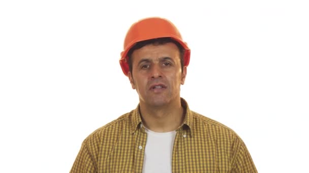 Professionell constructionist ser chockad lyfter hans hardhat — Stockvideo