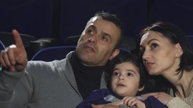 Sinemada film izlemek mutlu sevgi dolu bir aile, yakın çekim