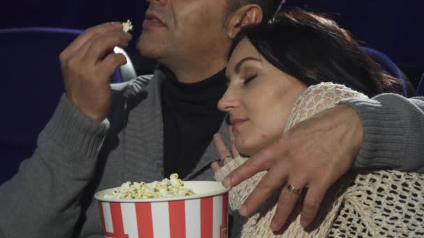 Зрелая женщина спит на плече своего мужа в кинотеатре — стоковое видео