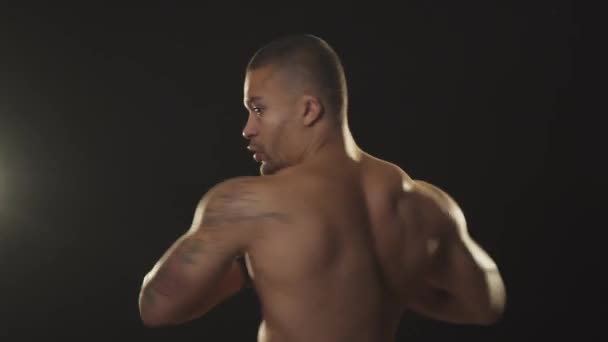 Shirtless knappe geript gespierde man trainen met gewichten — Stockvideo