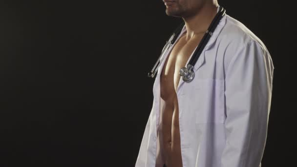 Сексуальный голый африканский атлетичный мускулистый мужчина в плаще и стетоскопе — стоковое видео