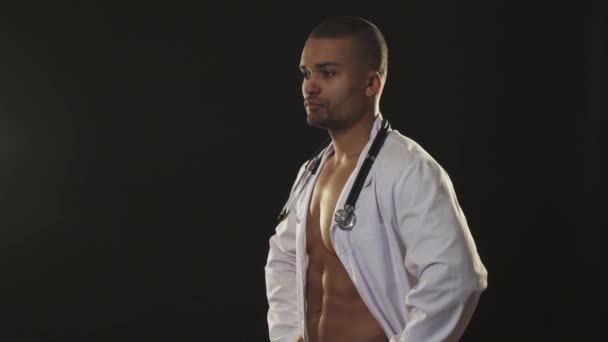 Bonito sexy médico masculino com nu muscular torso piscando para a câmera — Vídeo de Stock