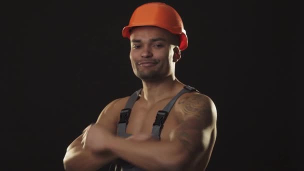 Feliz muscular Africano construtor masculino em hardhat sorrindo mostrando polegares para cima — Vídeo de Stock