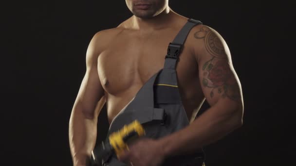 Abgeschnittener Schuss eines muskulösen sexy Shirtlosen zerrissenen Reparateurs mit einer Bohrmaschine — Stockvideo