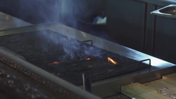 Cortado tiro f um chef churrasco bife na cozinha do restaurante — Vídeo de Stock