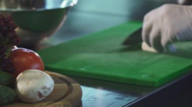 Muschrooms kesme tahtası üzerinde Dilimleme bir şef yakın çekim