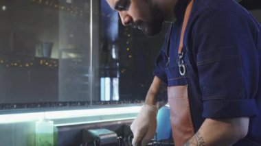 Bir restoran mutfak pişirme yakışıklı sakallı Şef