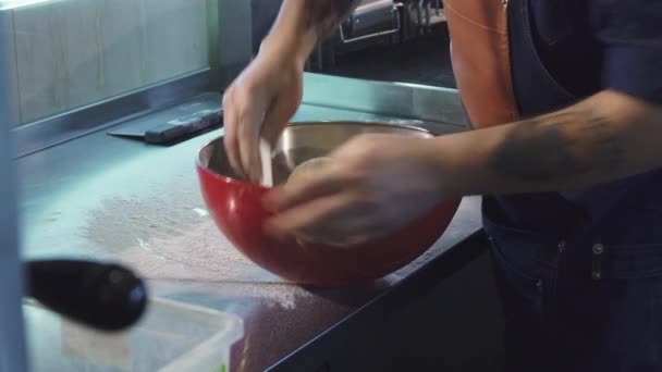 Chef maschile che prepara l'impasto lavorando in cucina — Video Stock