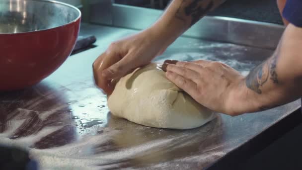 Профессиональный пекарь готовит тесто, работая на кухне — стоковое видео