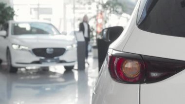 Galeride araba almak için otomobil seçen kadın müşteri