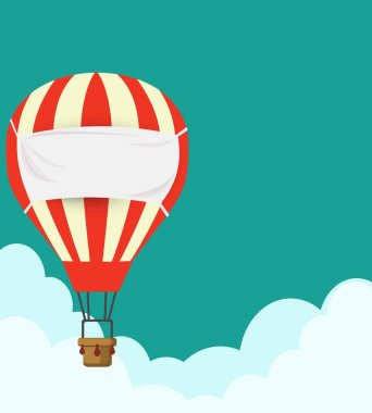 Gökyüzünde bulutlu sıcak hava balonu