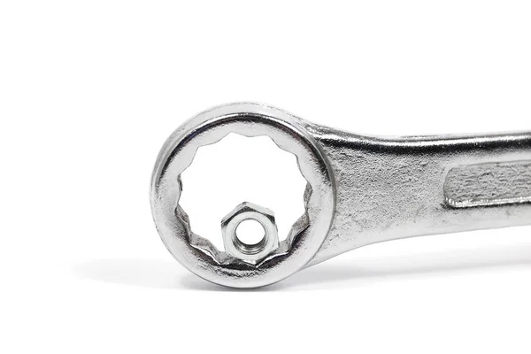 Fel verktyg: stor skiftnyckel med lilla mutter — Stockfoto
