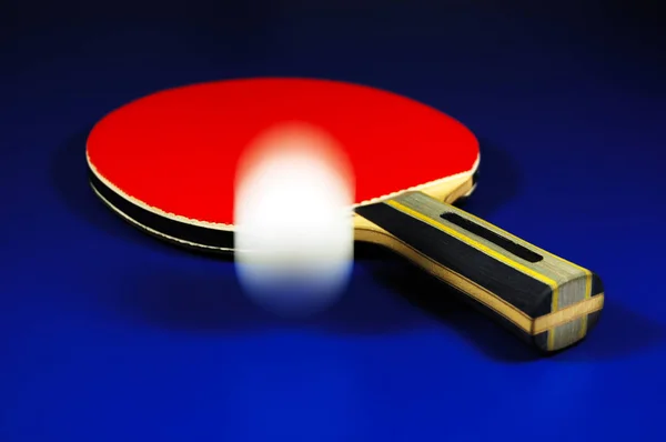 Raqueta y pelota de tenis de mesa — Foto de Stock