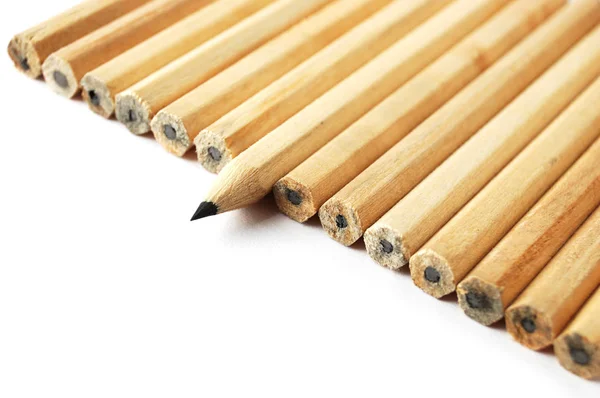 Ряд графитовых карандашей с одним в разном положении — стоковое фото