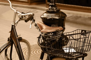 Klasik bisiklet üzerinde bir şehir sokak