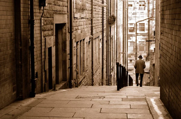 Edinburgh. Lopend onderaan de straat. — Stockfoto