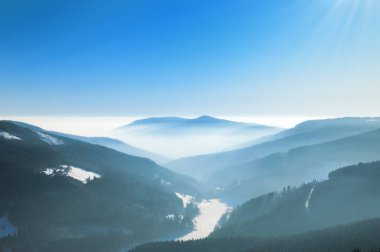 Puslu kış günü dağlarda