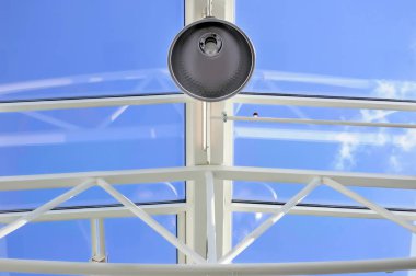 Mavi gökyüzü arka plan cam tavan