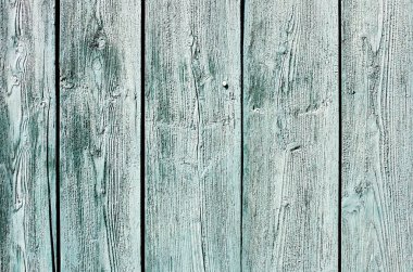 Açık mavi-yeşil ahşap çit yıpranmış
