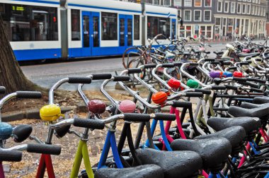 Yağmurlu bir gün Amsterdam'da bir Bisiklet Kiralama istasyonu