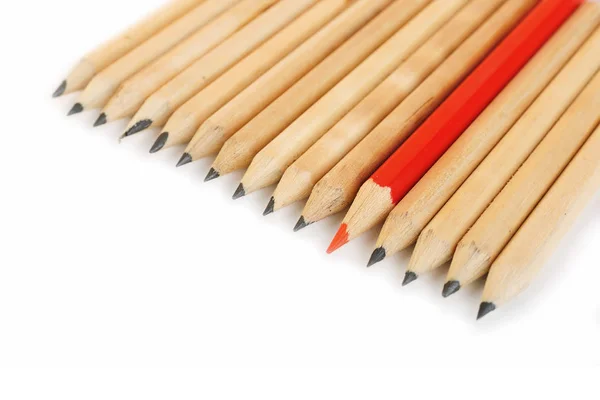 Ряд грубых графитовых карандашей красного цвета — стоковое фото