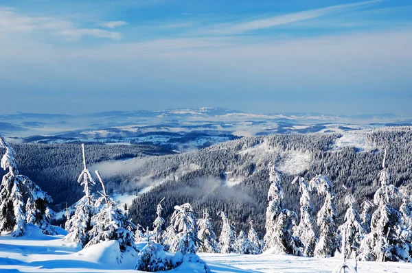 Hermoso día de invierno en las montañas —  Fotos de Stock
