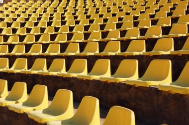 Bir açık hava tiyatrosunda boş sandalye