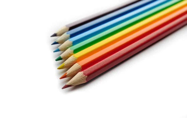 Цветные карандаши расположены в порядке радужного спектра — стоковое фото
