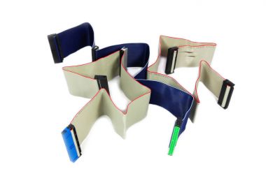 Beyaz zemin üzerinde üç bilgisayar IDE kablosu