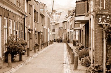 Küçük rahat yan sokakta Haarlem yakınındaki Amsterdam, Hollanda