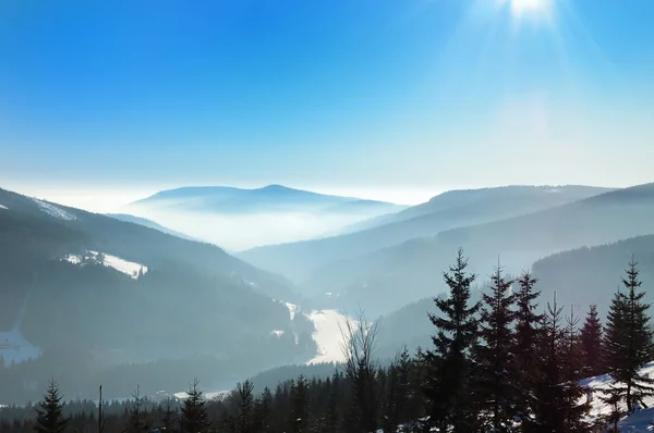 Día de invierno brumoso en las montañas —  Fotos de Stock