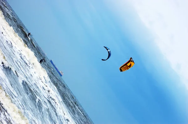 2つの kiteboarders サーフィン波 — ストック写真