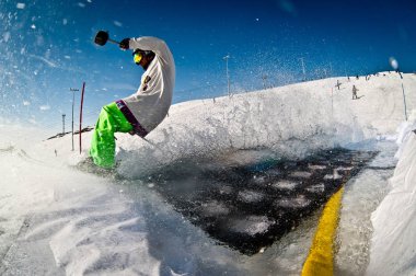 Kayakçı baharda atlama