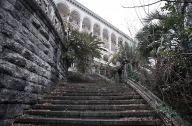 eski terk edilmiş bir otel