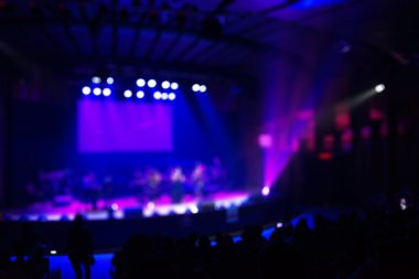 Kalabalık konser sahne önünde