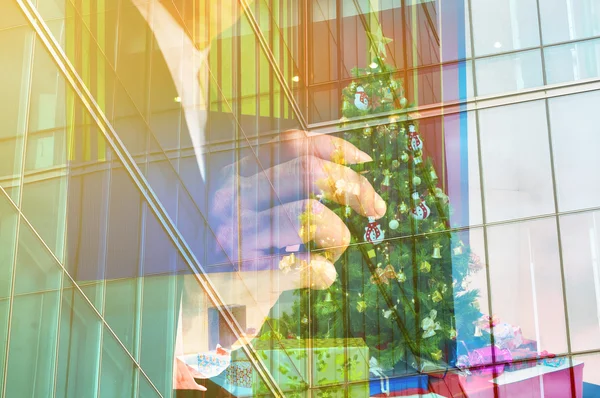 Doppelbelichtung von Geschäftsmann mit Weihnachtsbaum und Geschenkschachtel — Stockfoto