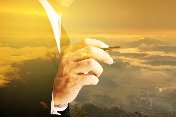 Hombre de negocios escribir y Naturaleza Montaña Paisaje con Nube y — Foto de Stock