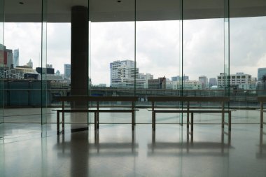 Modern şehir manzarasına sahip cam pencere