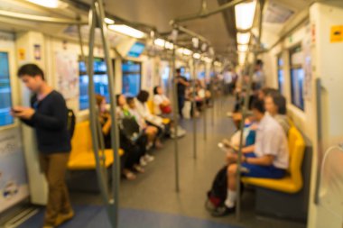 Toplu taşıma veya gökyüzü tren oturan insanlar