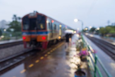 Yolcu tren istasyonunda treni bekle