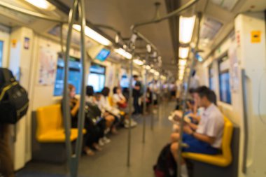 Görüntü arka plan üzerinde toplu taşıma ya da gökyüzü tren oturan insan