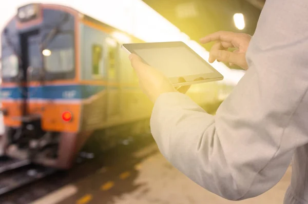 Geschäftsmann benutzt drahtloses Tablet-PC-Gerät in Bahnstatik — Stockfoto
