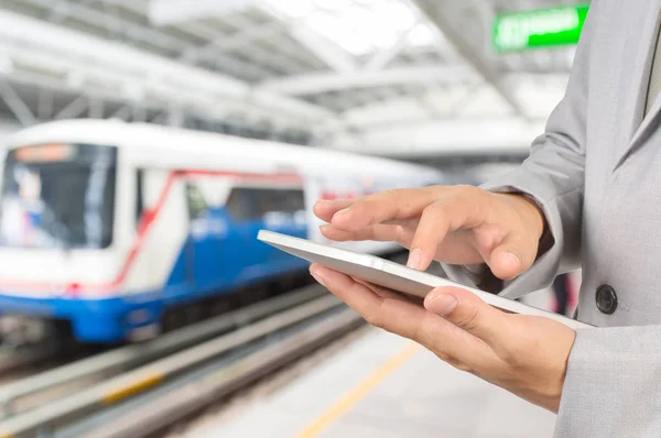 Geschäftsmann benutzt drahtloses Tablet-PC-Gerät in Bahnstatik — Stockfoto