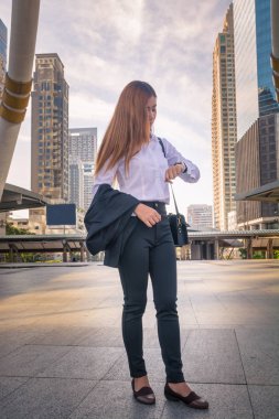 Genç iş kadını seyretmek randevu bekliyor gibi arıyorsunuz 