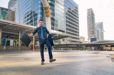 Genç yakışıklı işadamı Modern şehir içinde açık havada yürüyüş