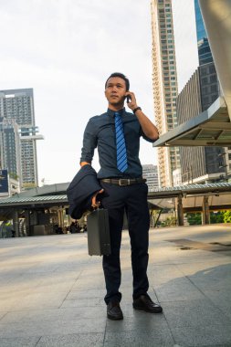 Yakışıklı adam akıllı telefon - Modern şehir içinde genç iş adamı.