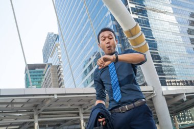 Evrak çantası ve h arıyor takım elbise tutan kendine güvenen genç adam