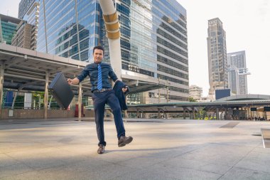 Genç yakışıklı işadamı Modern şehir içinde açık havada yürüyüş